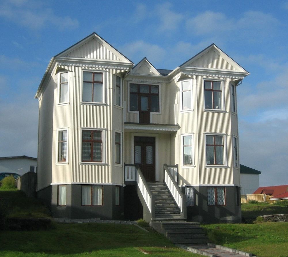 Guesthouse Hóll