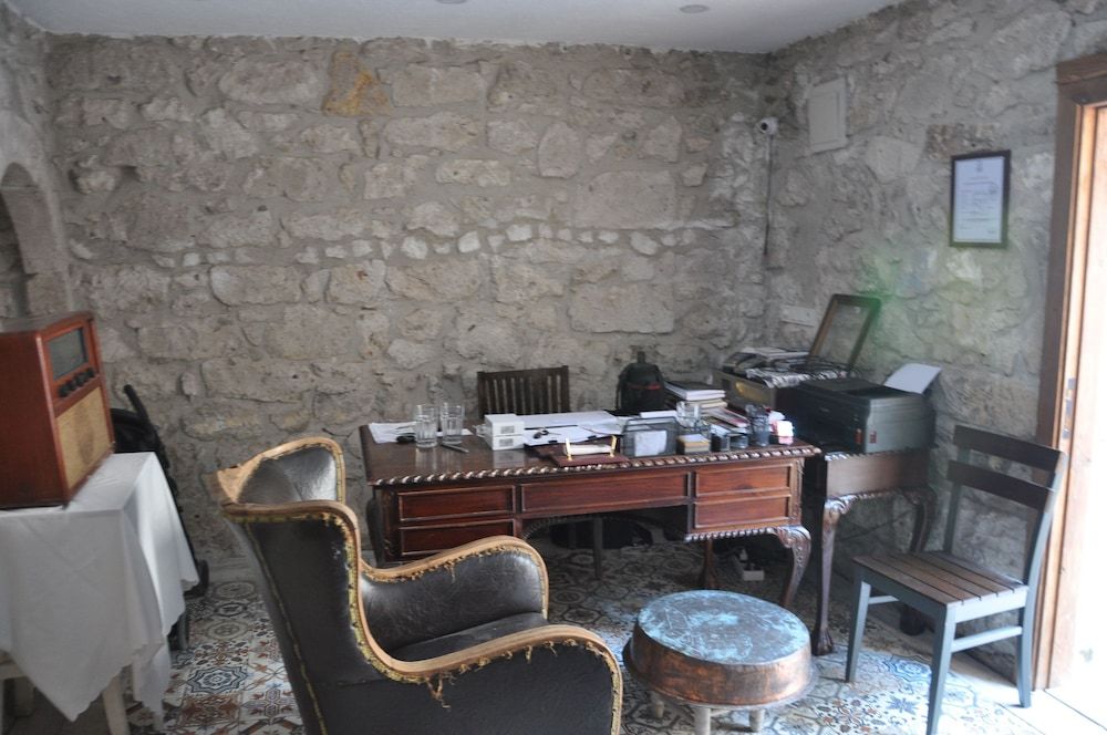 Livan Hotel Deluxe 2