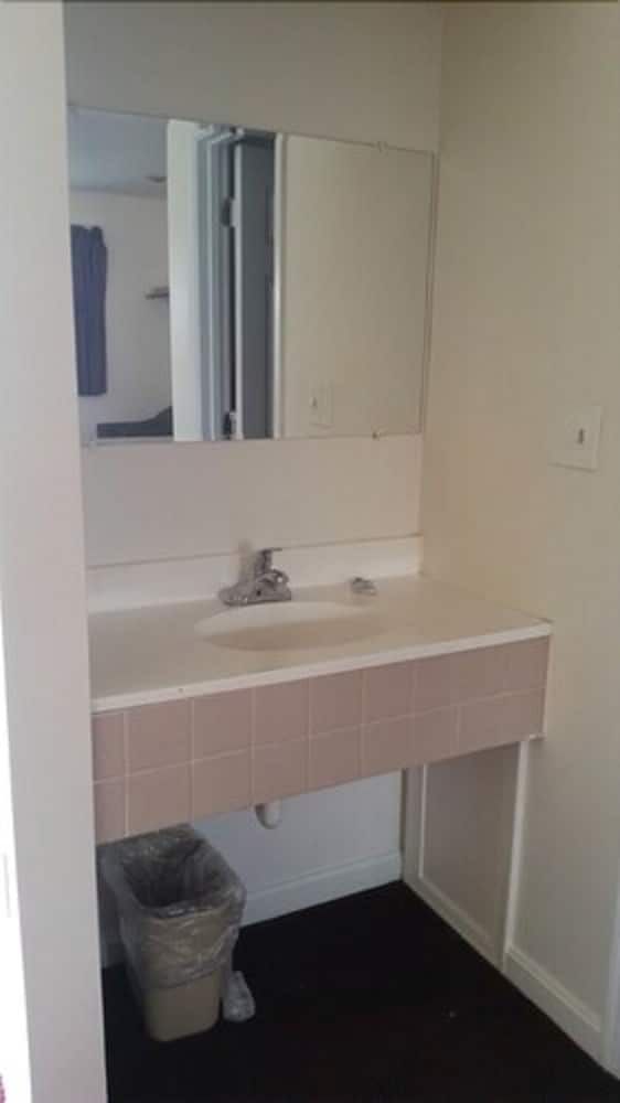 The Virginia Lodge 3