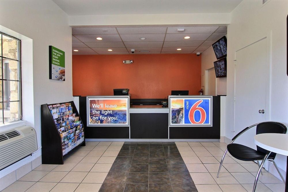 Motel 6 Austin, TX - Central Downtown UT 2