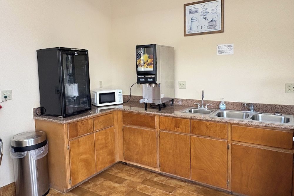 Regency Inn & Suites By Capital O Houston IAH Airport 2