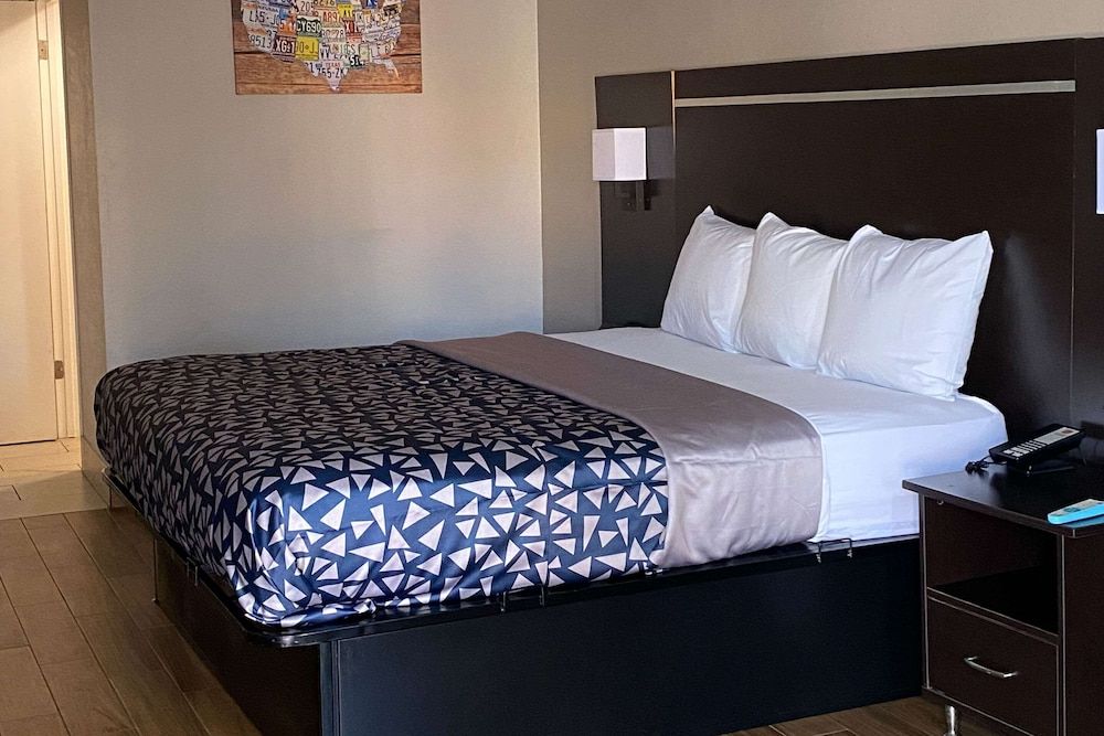 Econo Lodge Sevierville-Pigeon Forge on the River 3