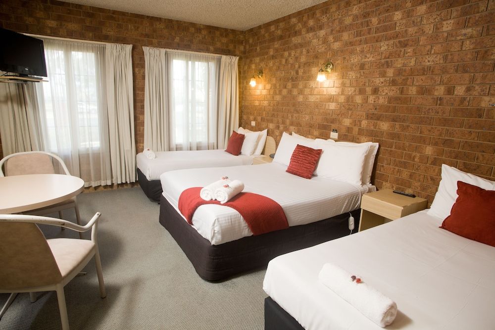 Courtyard Motor Inn 2