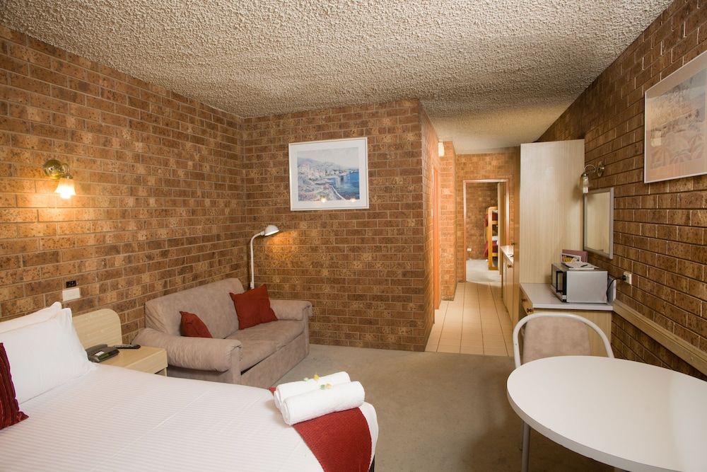 Courtyard Motor Inn 3