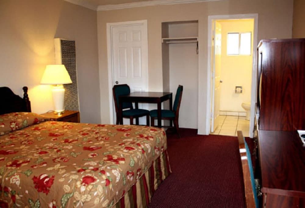 Sunset Inn and Suites 3