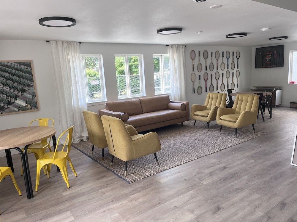 The Varsity Inn North 3