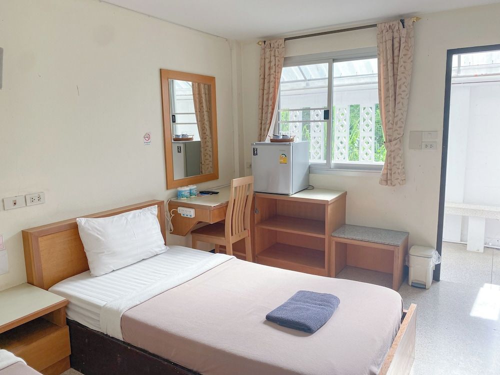 Bang Saphan Resort Hotel 3