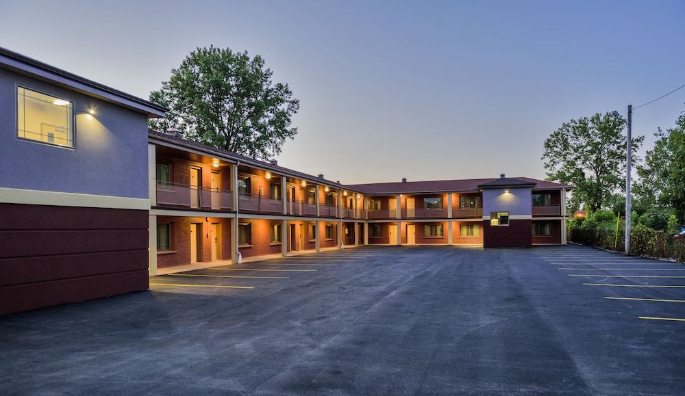 AArya Hotel By Niagara Fashion Outlets 1