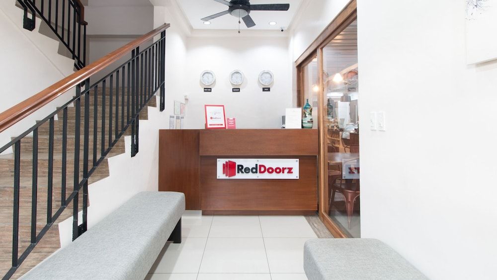 RedDoorz Plus @ Diola Villamonte Bacolod 2