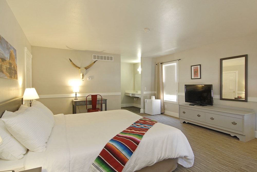 Palm Canyon Hotel & RV Resort 3