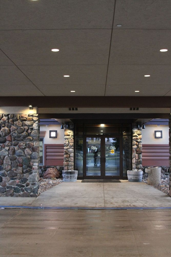 C'mon Inn Hotel & Suites 2
