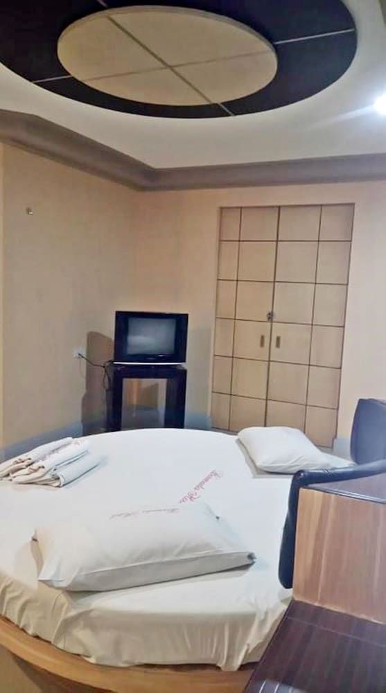 Bermuda Hotel and Restaurant 2