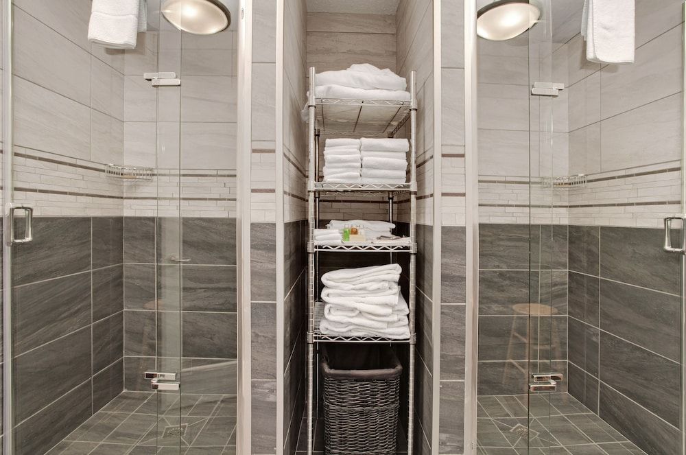 Guest House Inn & Suites 2