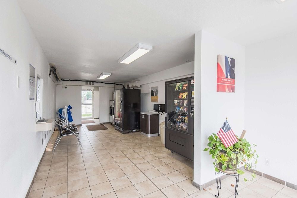 Motel 6 Kansas City, MO - Airport 2