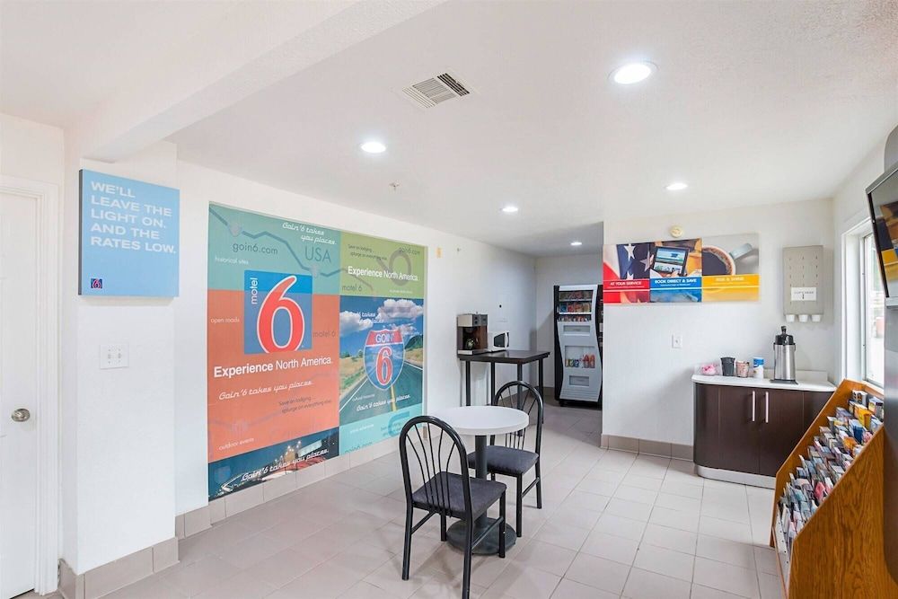 Motel 6 Grand Prairie, TX - Near Six Flags Drive 3