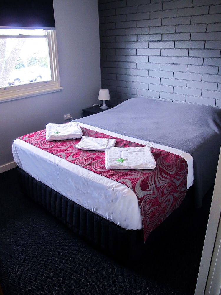 Royal Hotel Singleton 2