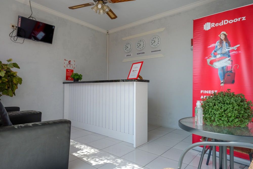 RedDoorz near Padang Golf Adisucipto 3