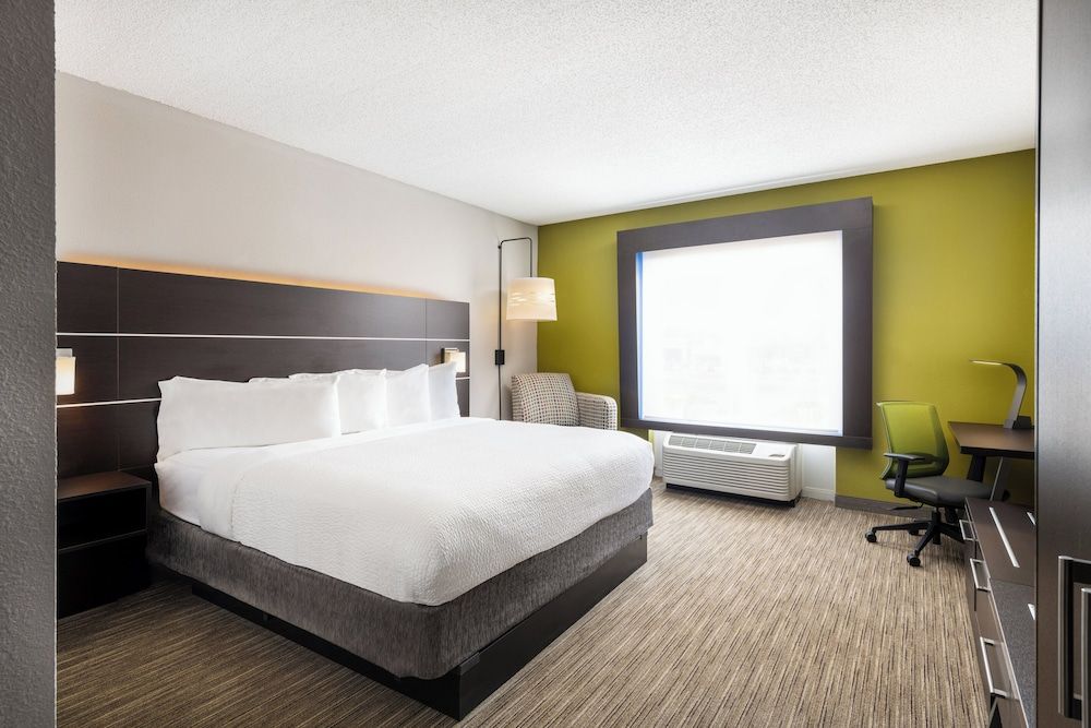 Holiday Inn Express & Suites Spring Hill by IHG 3