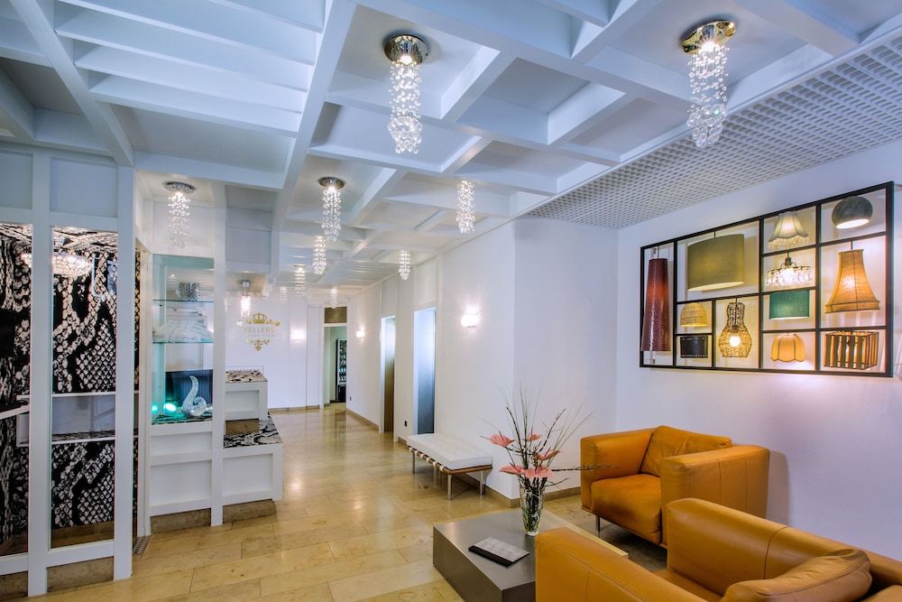 Hotel Hellers Twenty Four 2 3