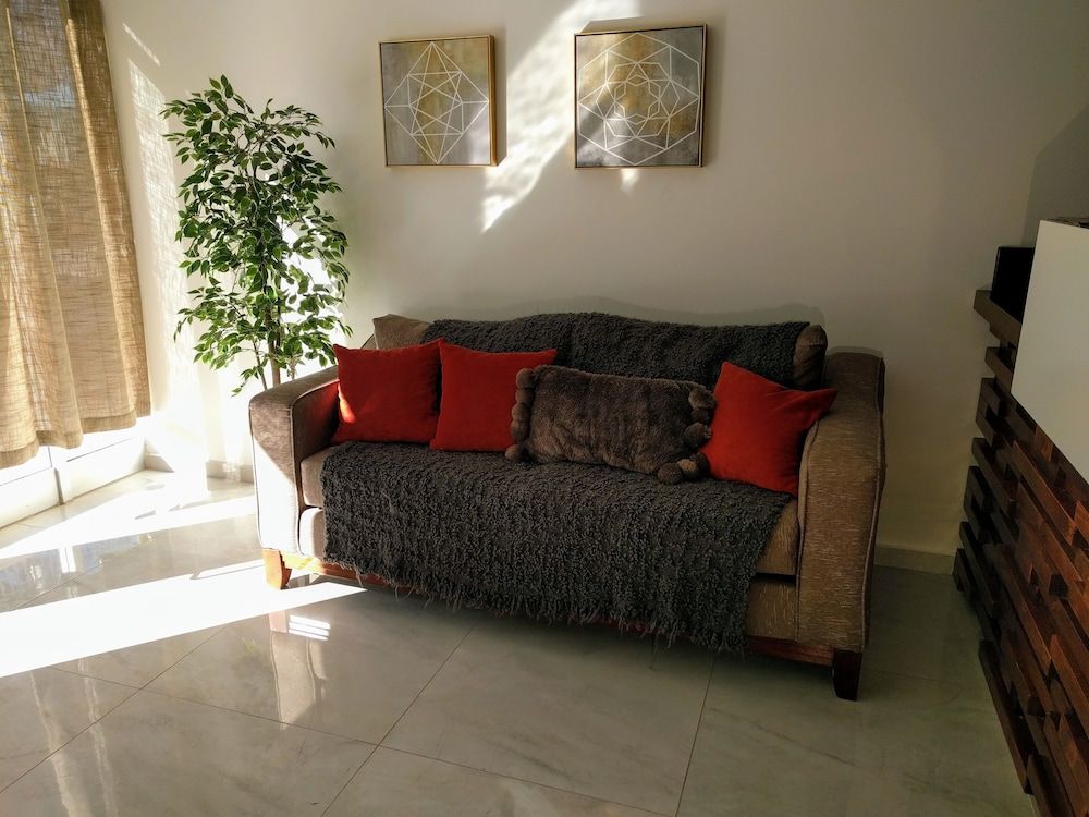 California Comfort and Suites 3