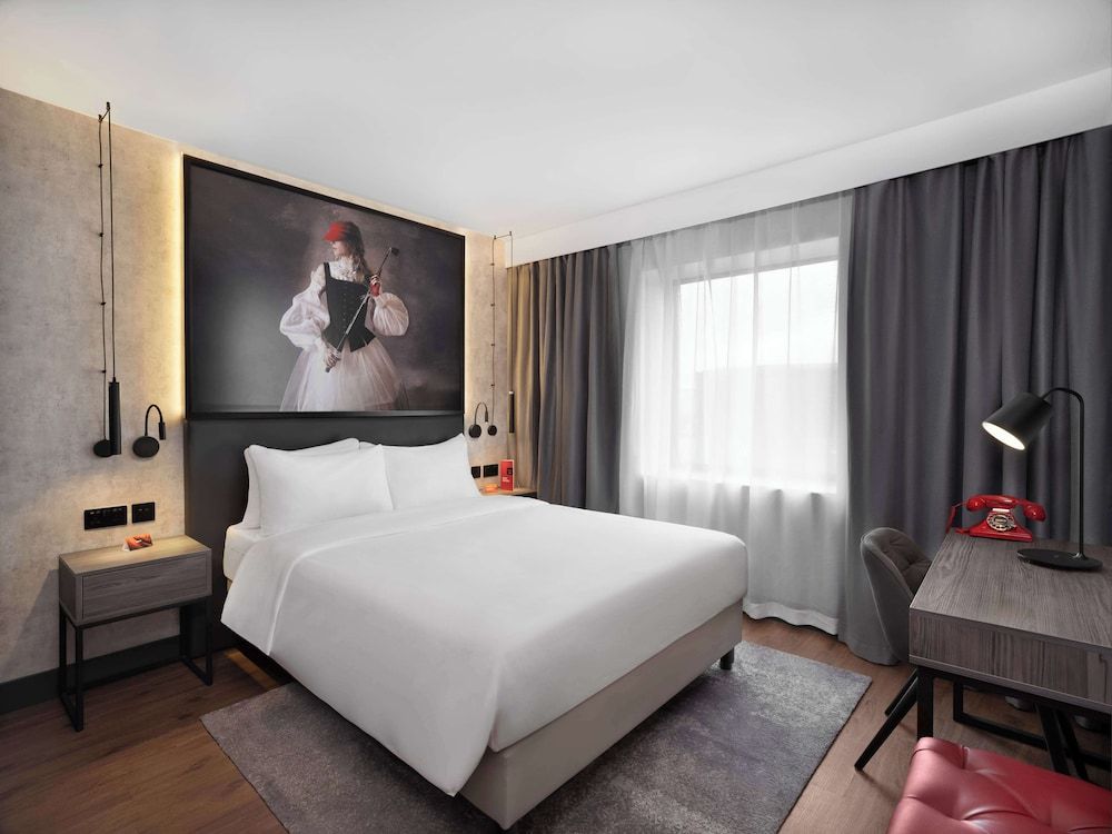 Radisson RED London Gatwick Airport 3