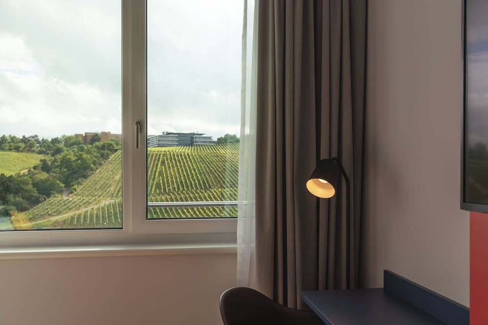 Holiday Inn - the niu, Form Stuttgart Feuerbach by IHG 3