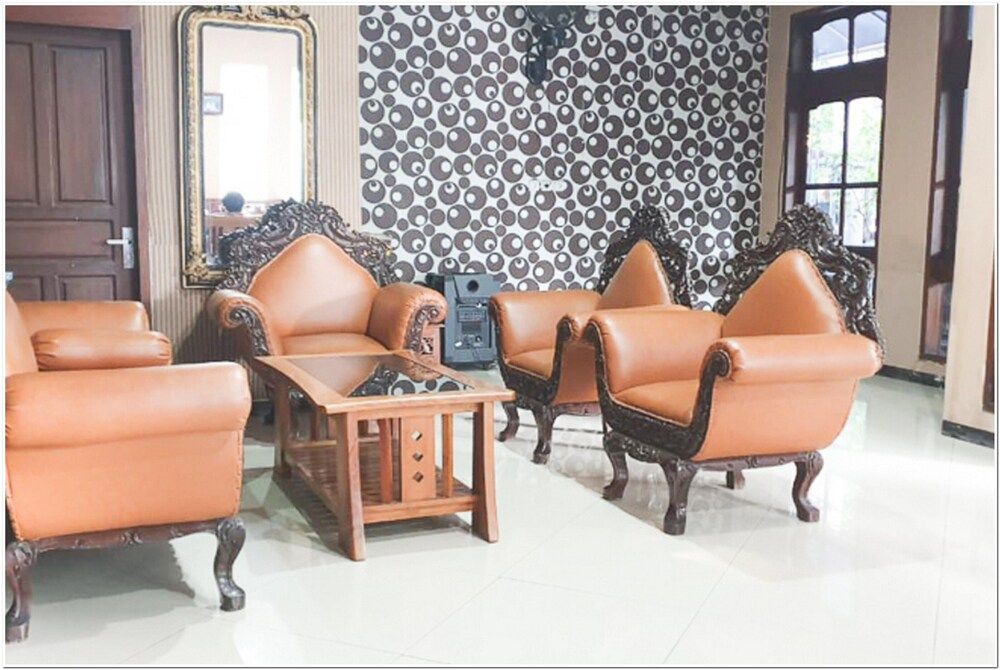 RedDoorz near Bojonegoro Train Station 3