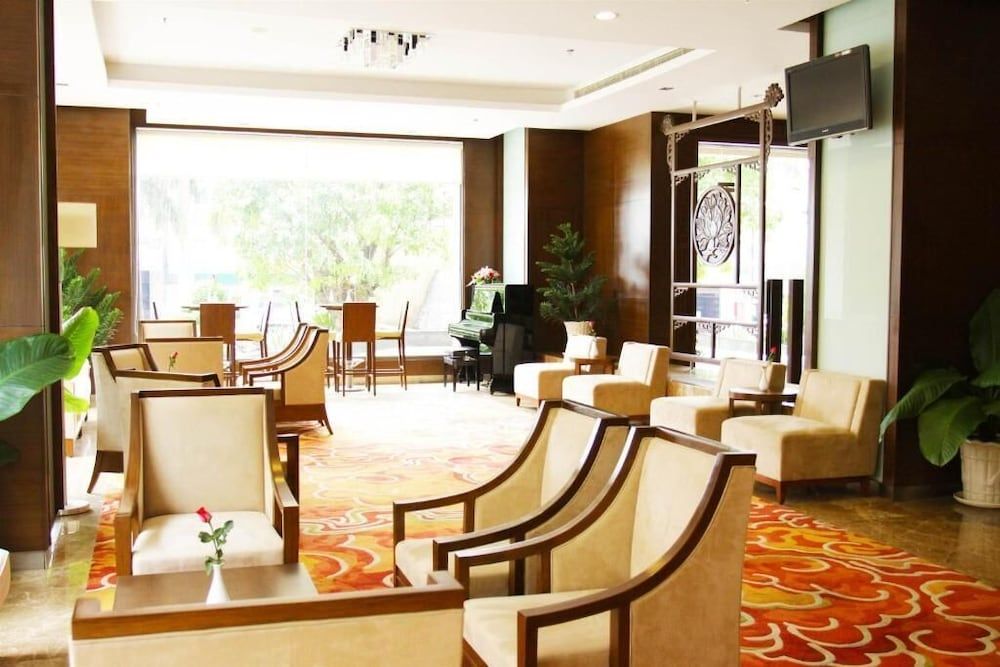 Aurora Hotel Plaza 2