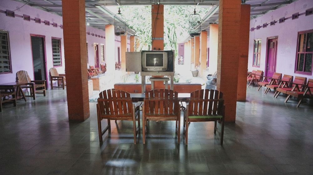 OYO Life 1972 Aman Family Inn Syariah 2