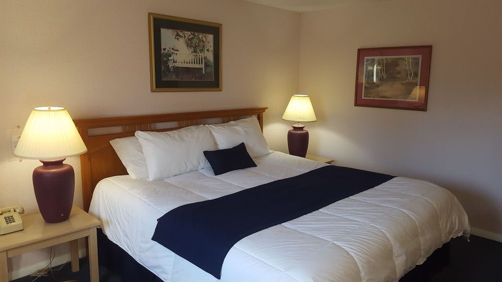 Eastern Inn & Suites 3