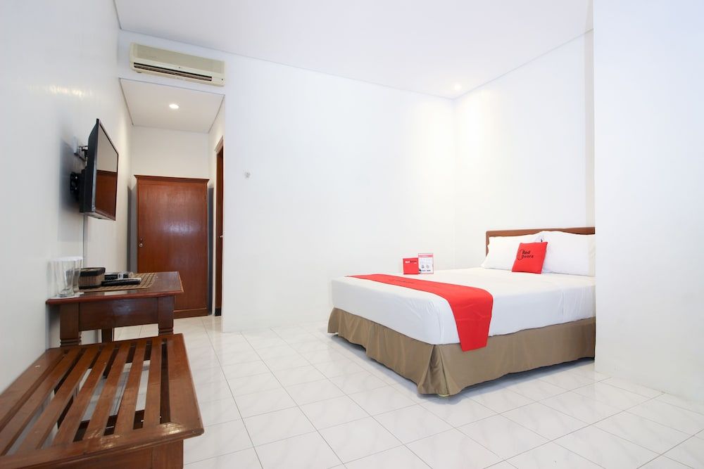 RedDoorz Plus near Alun Alun Selatan 2 2
