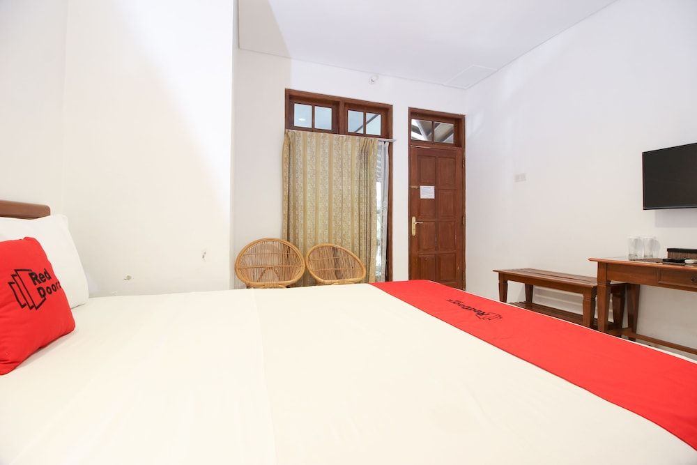 RedDoorz Plus near Alun Alun Selatan 2 3