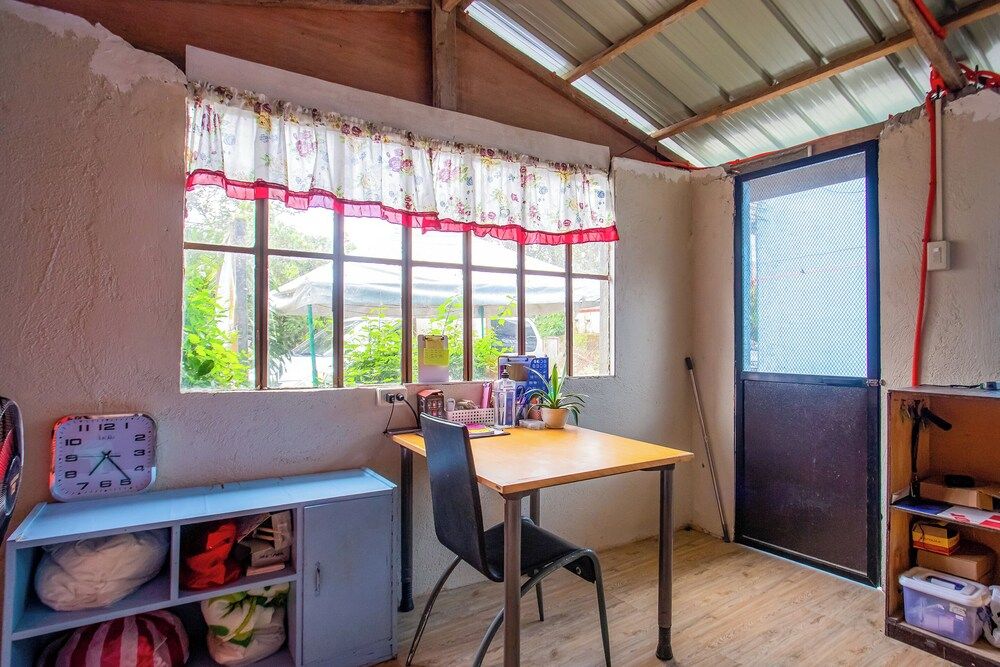 OYO 814 Laurien's Budget Hotel 2