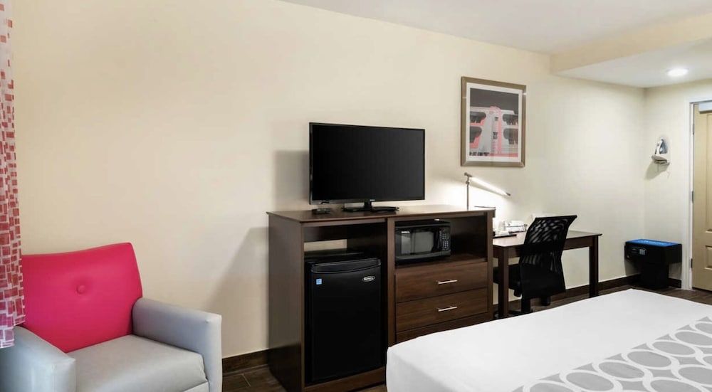 Downtown Hollywood Gardens Inn & Suites 2