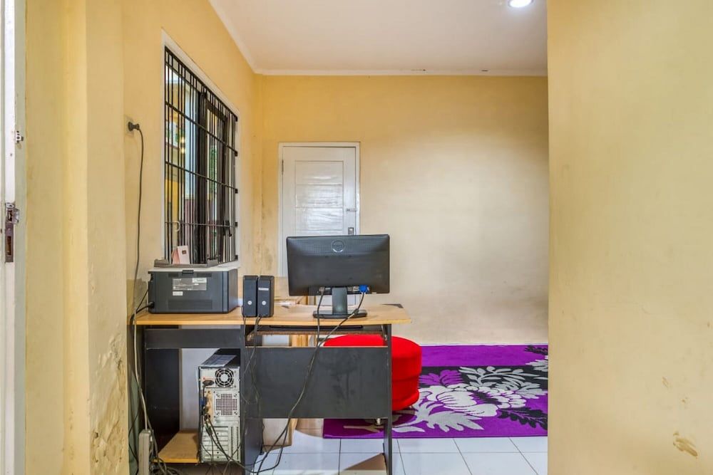 RedDoorz Syariah near Kebon Rojo Park Blitar 3