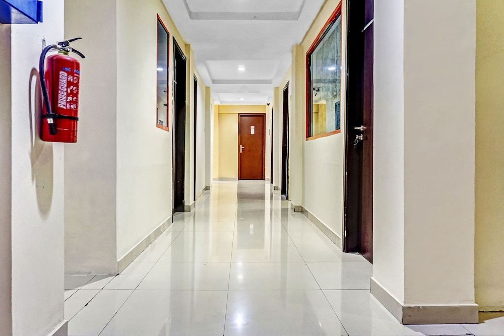 Super OYO 90692 Point Hostel 2