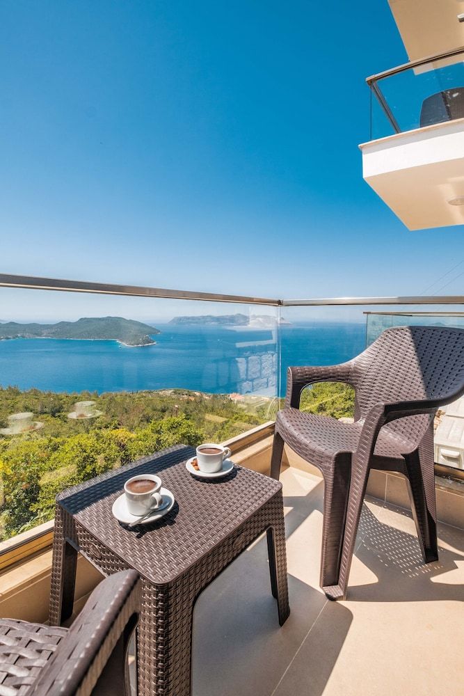 Golden Rose Suit Pension 2