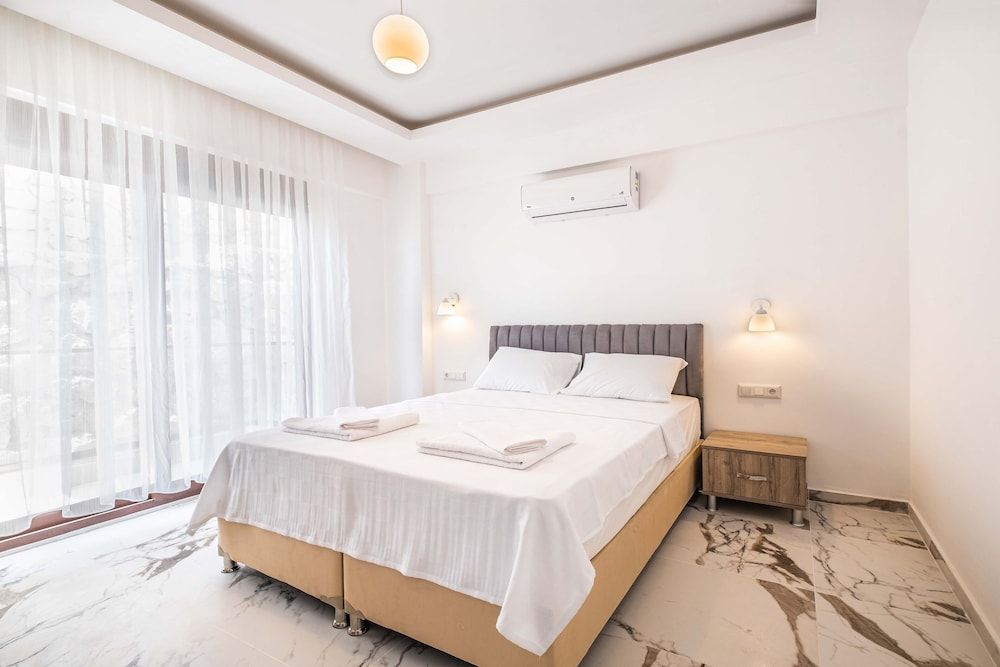 Golden Rose Suit Pension 3