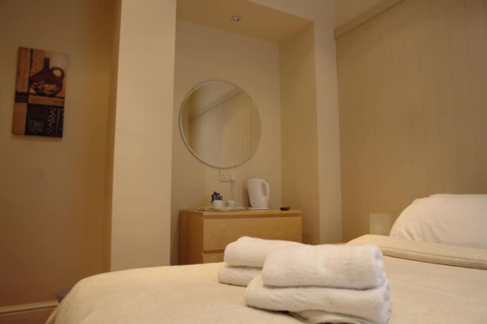 The Moon and Sixpence 2