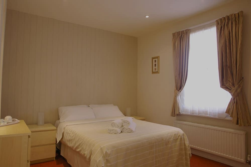 The Moon and Sixpence 3