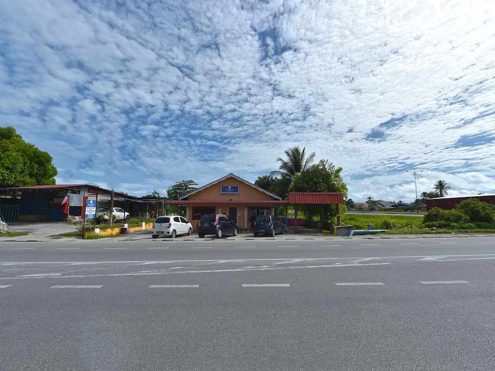 OYO 90561 Awan Biru Motel