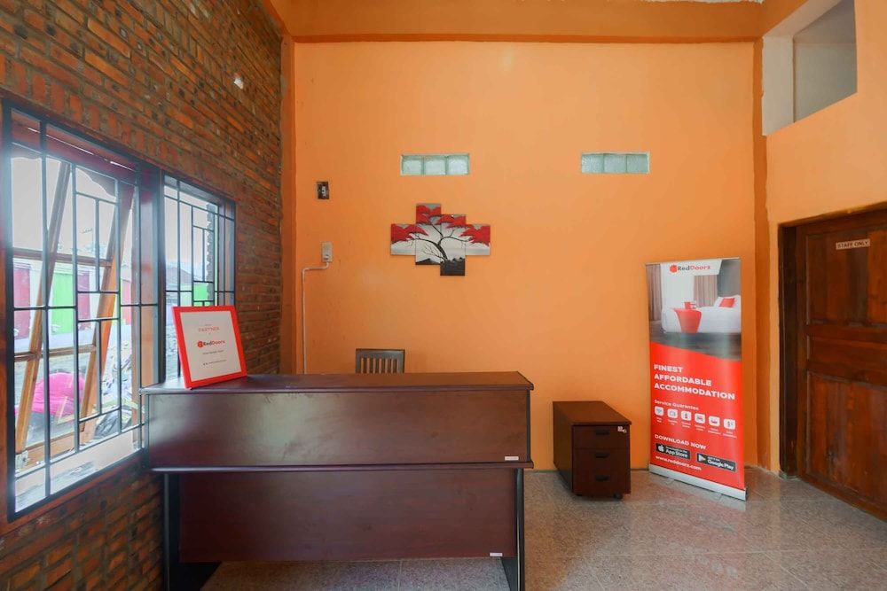 RedDoorz near Bukit Kubu Berastagi 3