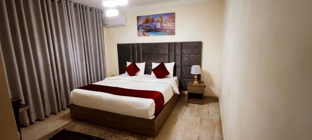 Golden Hotel 3
