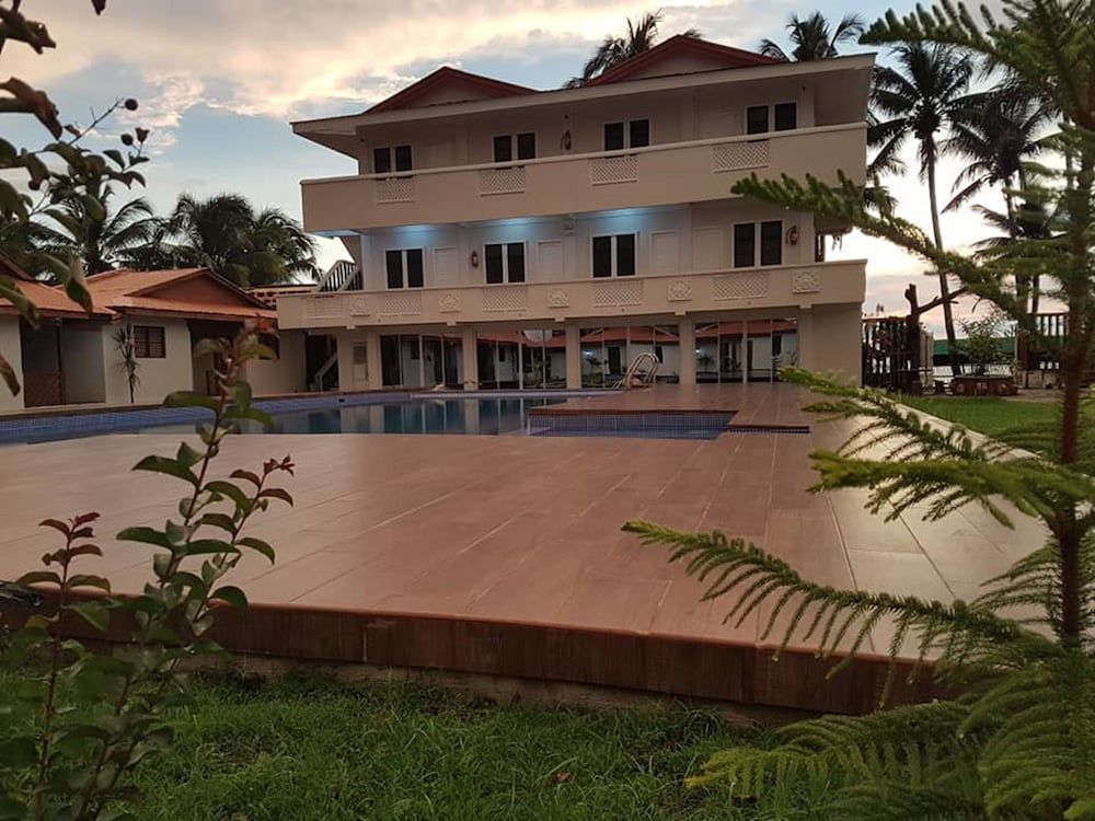 Shoreland Beach Resort by Cocotel