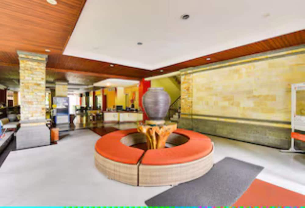 Super OYO Townhouse Oak Maxi Hotel Legian 2