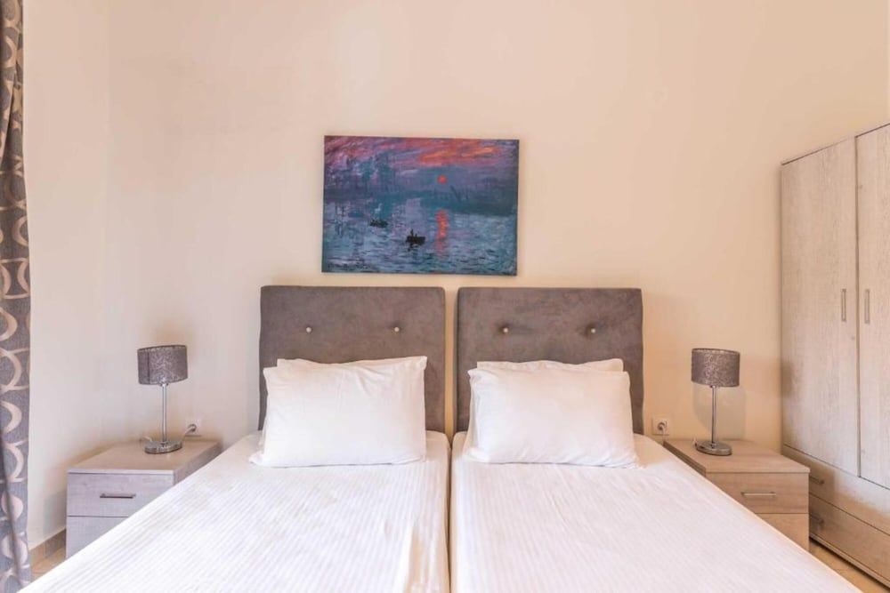 BELLA DE LUX  APTS 3