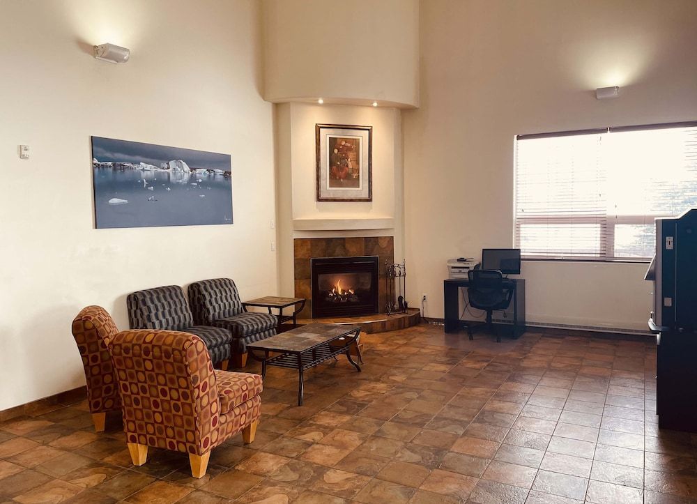 Aurora Park Inn & Suites 2