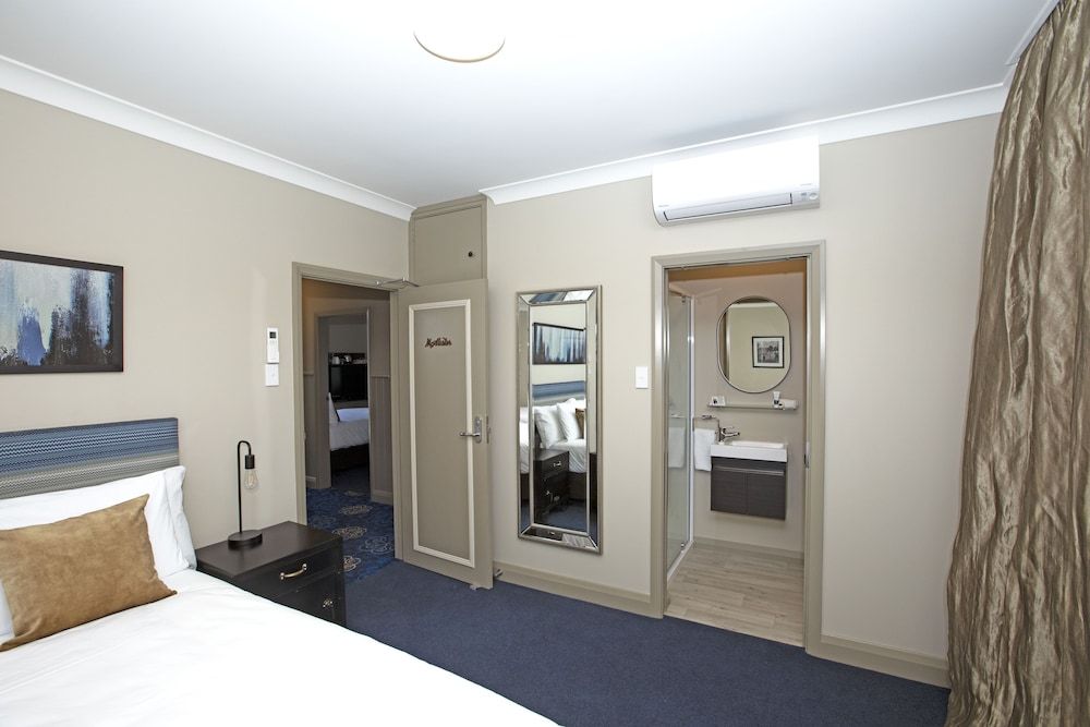 The Com Plex Motel 3