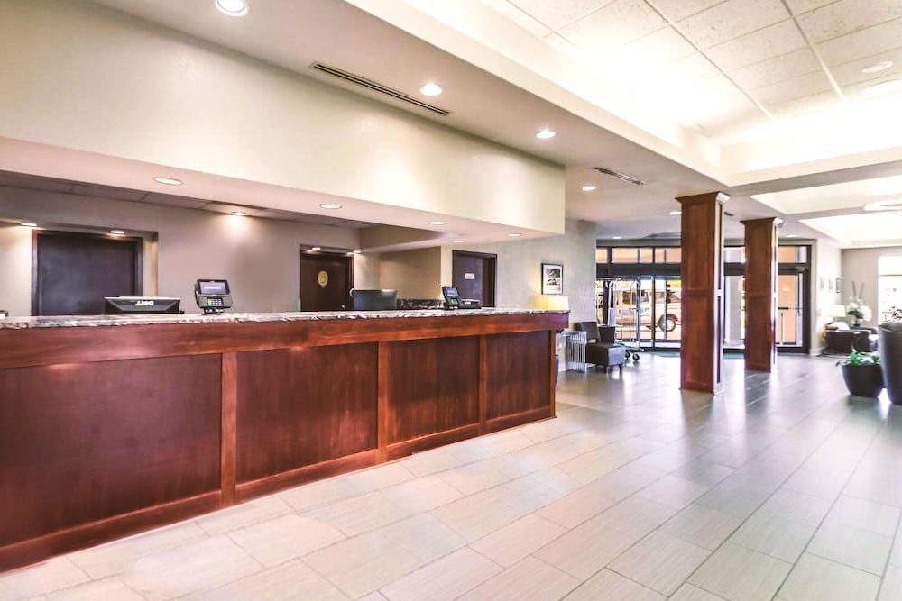 Norwood Inn & Suites Milwaukee 2