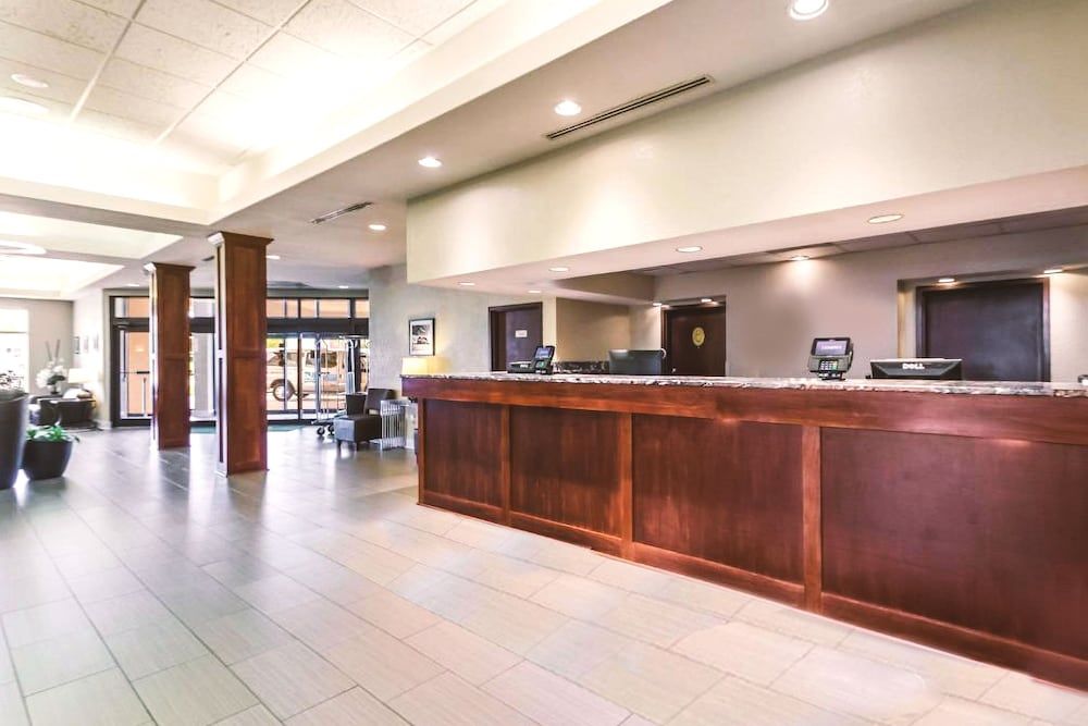 Norwood Inn & Suites Milwaukee 3
